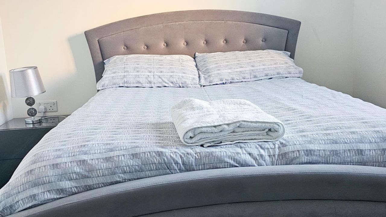 Stunning Two-Bedroom Apartment At A3Ree, Free Parking, Near Cribbs Causeway Mall Bristol Exteriör bild